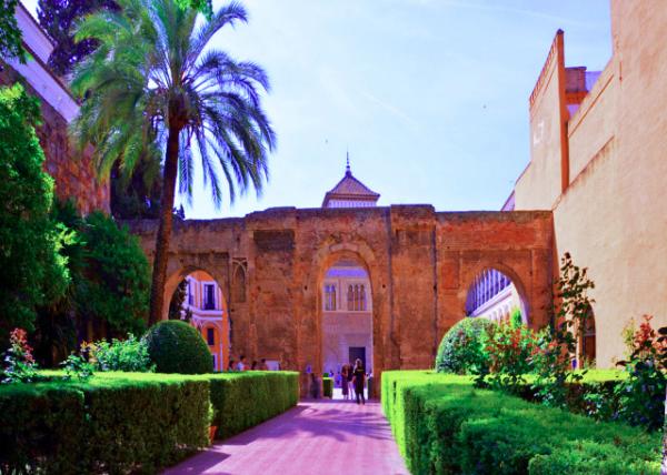 2024-06-05_02_Patio del Le��n w the Ancient Moorish Wall0001.JPG