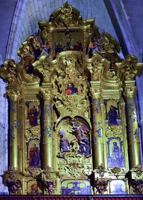 1770865284711174.jpg 2024-06-05_18_Altarpiece of Annunciation Relief in Neoclassical Style @ a Ornate Gold Prayer Area-20001.JPG