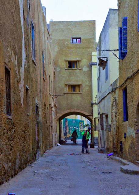 2024-06-06_13_Arches & Gateways_Narrow Street w Old Houses Partly Abandoned0001.JPG