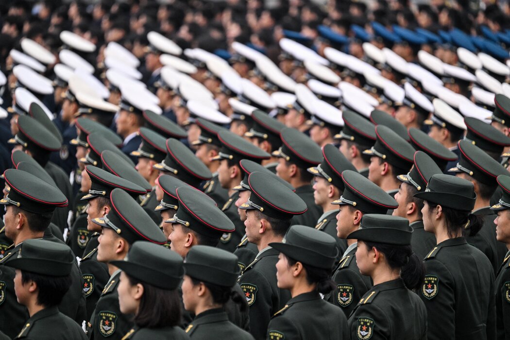 出席一场活动的解放军，摄于去年12月。中国军队的腐败问题阻碍了其推进现代化和提升作战能力的努力。