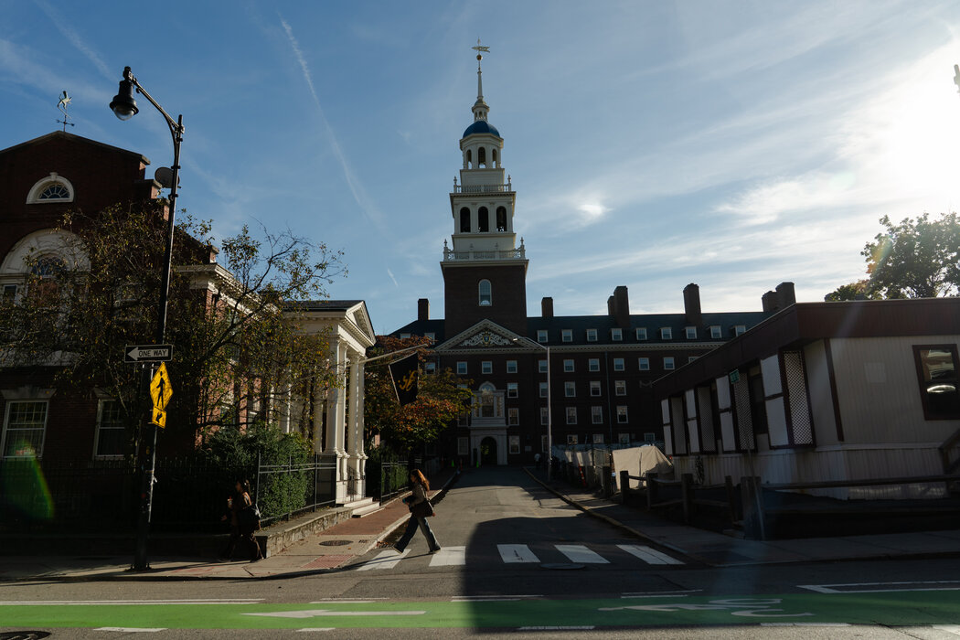 哈佛在一些其他全球排名中仍然名列前茅,但校领导人警告称,联邦经费削减正威胁其科研能力。