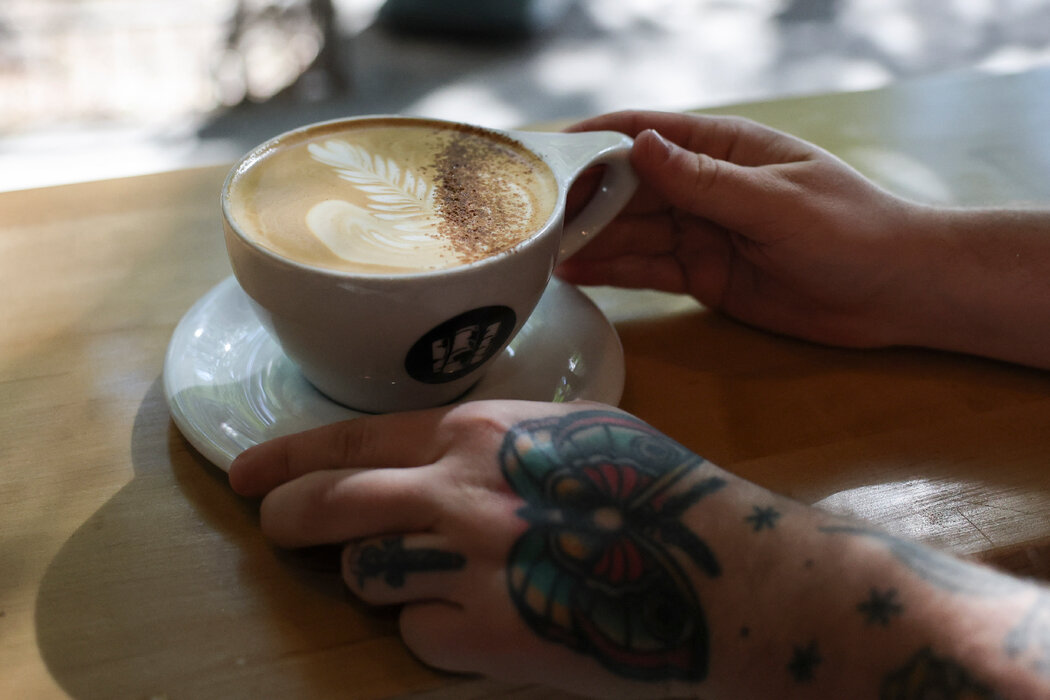 研究人员表示，每日饮用超过两杯半咖啡后，其益处便趋于平稳，这可能是因为人体代谢咖啡因的能力存在上限。