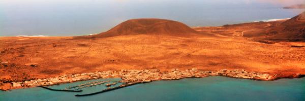 2024-06-08_08_La Graciosa Seen from Lanzarote across the Strait of El R��o0001.JPG