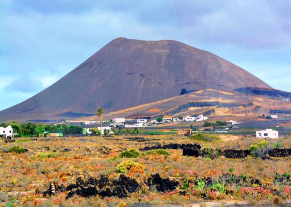2024-06-08_12_Monte Corona Erupted around 21_000 Years Ago & Covered in a Large Area of the Northeast of the Island w Lava0001.JPG