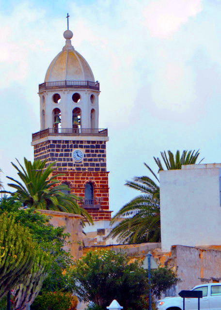 2024-06-08_19_Bldg_Central Square in the Village of Teguise0001.JPG