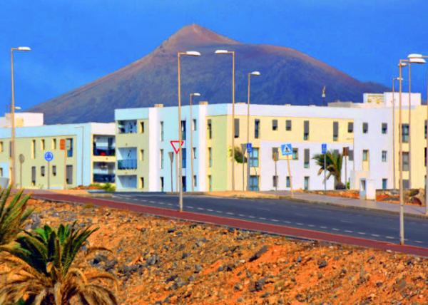 2024-06-08_27_Bldg_Punta Mujeres_Typical Canarian White Houses on the Edge of the Volcanic Escarpment0001.JPG