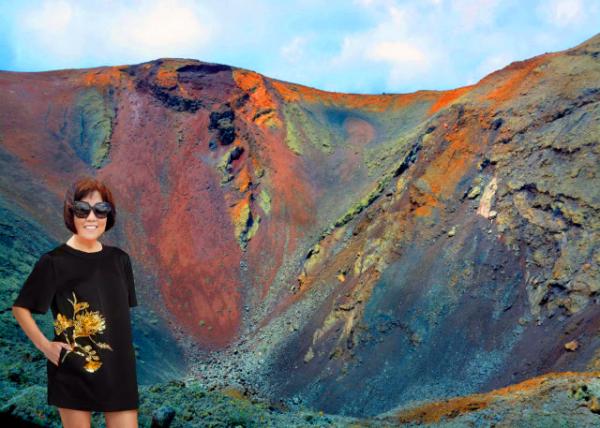 2024-06-08_07_Timanfaya NP w a Shield Volcano of Volc��n del Cuervo Comprising Prominent Fissure Vents about 15 Million Years Old-10001.JPG