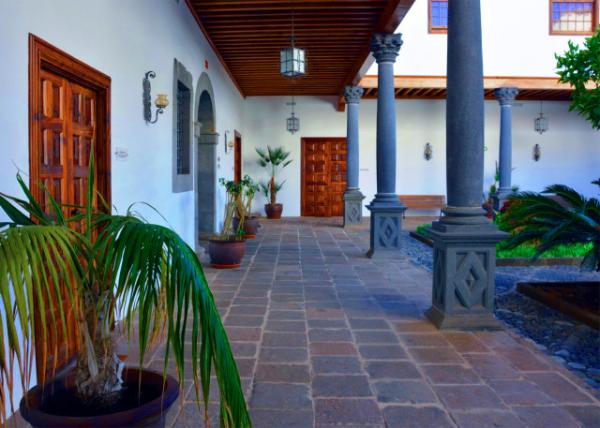 2024-06-09_30_Palacio Salazar_Patio w Remarkable Basalt Stone Columns Standing over Basalt Plinths0001.JPG