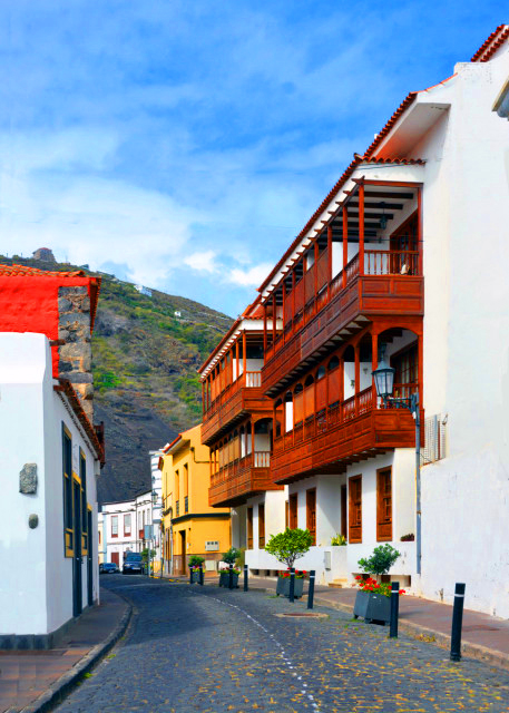 1771116903120618.jpg 2024-06-09_07_Bldg_House w Traditional Wooden Balcony0001.JPG