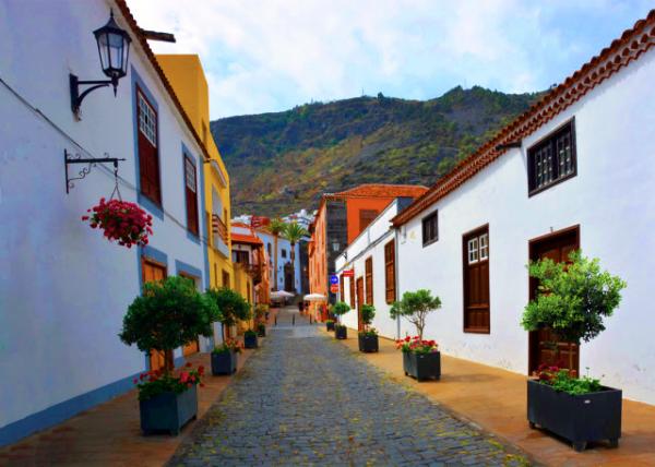 2024-06-09_16_Calle Esteban de Ponte_ an Old Cobbled Street0001.JPG