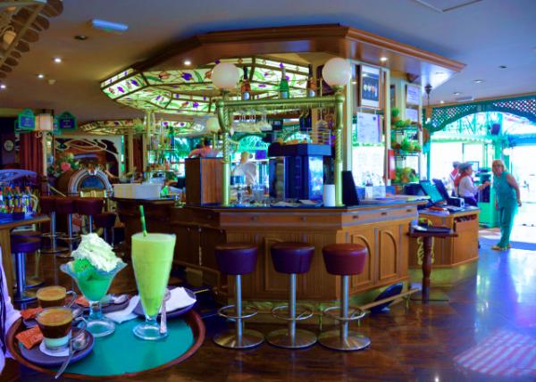 2024-06-09_40_Caf�� de Par��s_Bar-10001.JPG