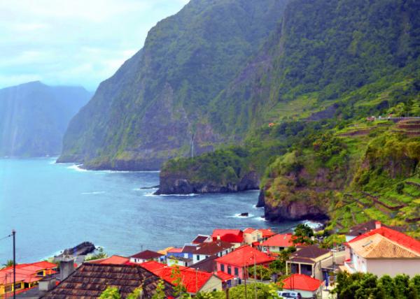 2024-06-11_89_Chalé Seixal  w Ponta do Poiso Waterfall along Cliffs on the North Side of the Island of Madeira001.JPG