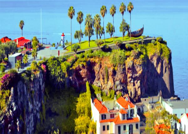 2024-06-11_35_View of Camara de Lobos beneath Ilh��u Gardens0001.JPG