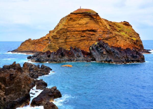 2024-06-11_115_Ilhe�� Mole Having Its Origins in a Surtseyan Eruption Characterized by Occurring in Shallow Places (Sea or Lakes)0001.JPG