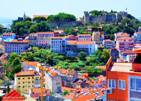 2024-06-13_54_São Jorge Castle_A Panorama of the Entire Battlements0001.JPG