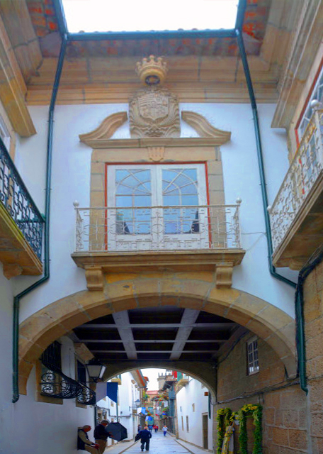 2024-06-14_17_Arch over Calle Santa Mar��a0001.JPG