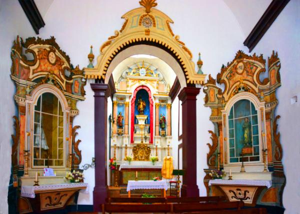 2024-06-14_35_Chapel of St Michael the Angel & St Crispim w 2 19th-Century Angle Altarpieces  & the Chancel w Wooden Roof in a Open Skylight0001.JPG