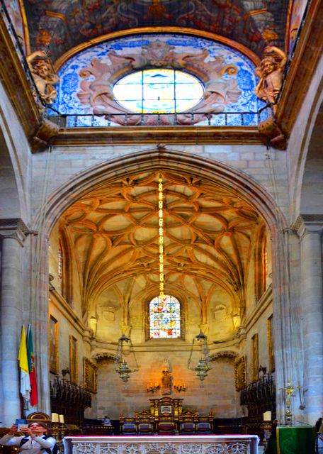 1771362130271768.jpg 2024-06-14_05_Manuelino Gothic Main Chapel_ Ornate Stone Carved Altar_ the Oldest Cathedral in Portugal back to 11th Century in Romanesque w Gothic Baroque0001.jpg