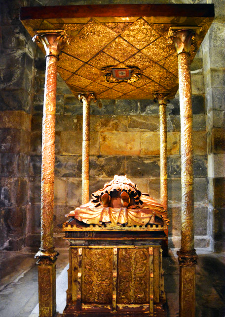 1771362725624924.jpg 2024-06-14_32_Tomb of Infante D. Afonso_ son of King D. João I & Filipa de Lencastre w Canopy Made of Wood Covered w Pieces of Golden & Silver Copper-10001.JPG