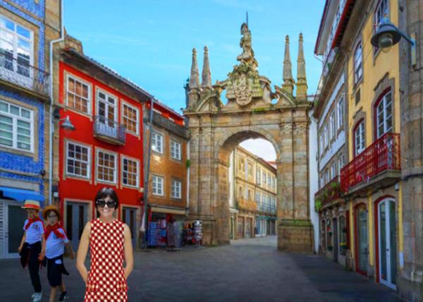 2024-06-14_01_Arco da Porta Nova, the Triumphal Arch Decorating the Western Entrance to the Medieval Wall of the City Opened in 1512 & Traditionally Used to Present the City's Keys to Dignitaries & Celebrities.JPG