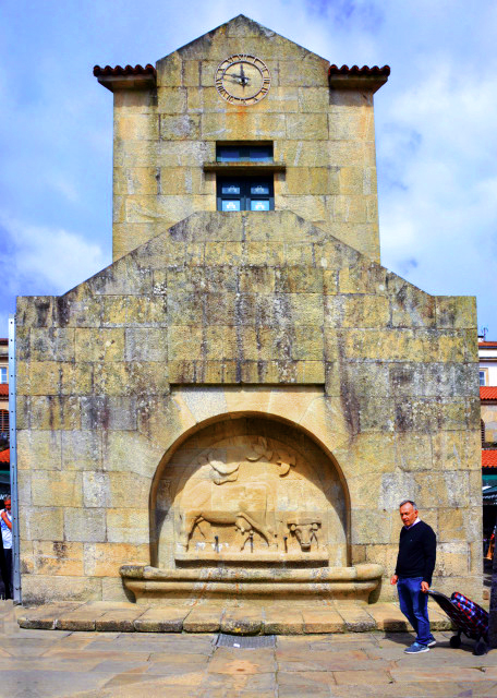 2024-06-15_115_Mercado de Abastos w Water Fountain w a Scene of Grazing Cattle0001.JPG