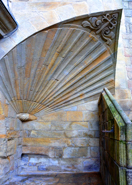 2024-06-15_61_Concha de Plater��as, a Marker Indicating the Route of the Way of St. James, a Major Pilgrimage Route.JPG