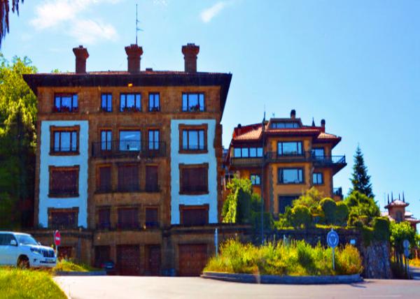 2024-06-16_11_Palacio Eguzkialde or House of the Mayor in Neomontañes Style Designed in 1918-10001.JPG