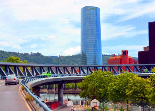 2024-06-16_06_Euskalduna Bridge Built w a Solid Metal Structure & Curved w a Wide Canopy in Protecting the Pedestrian Area & the Bicycle Lane0001.JPG