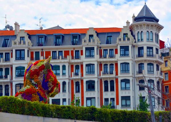 2024-06-16_21_James Bond Balcony from The World Is Not Enough where James Bond jumps to escape across La Salve Bridge0001.JPG