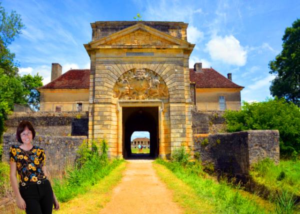 2024-06-17_03_A Half-Moon & a Magnificent Porte Royale w Beautiful Decoration Paid Homage to King Louis XIV-10001.JPG