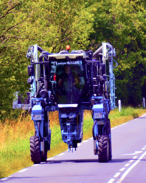2024-06-17_11_Bobard Tractor for Narrow Vineyards0001.JPG
