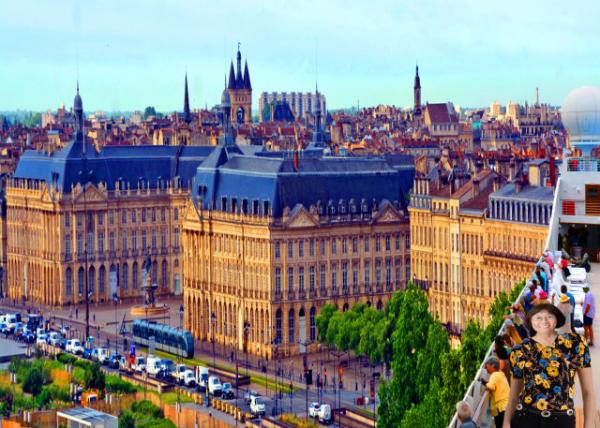 2024-06-17_00_Place de la Bourse_Traffic and trams on the Quai de la Douane or Customs Quay-1M0001.JPG