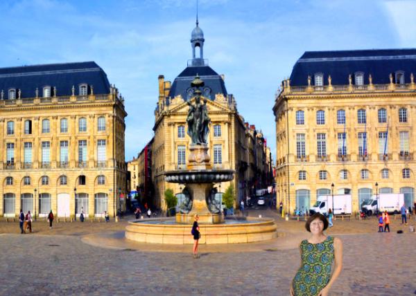 2024-06-17_04_Place de la Bourse w Palais de la Bourse (North), Hotel des Fermes (South), & Sculptures of Minerve for Art & Mercury for City in 18t.JPG