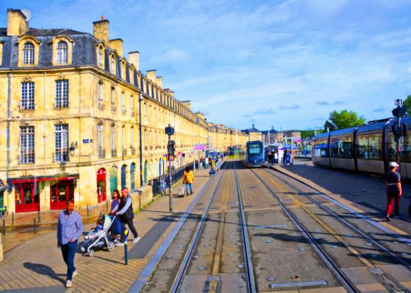 2024-06-17_05_Scheduled Facades of Richelieu Quay_ One of the Central Parts of the Shore of the Garonne River0001.JPG