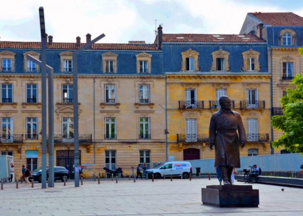 2024-06-17_31_Statue of Jacques Chaban Delmas_ the Prime Minister in the Pompidou Government on the Pey-Berland Square opposite the Rohan Palace0001.JPG