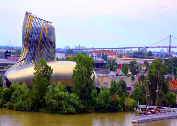 2024-06-17_71_View of the Cit�� du Vin_ a Futuristic Bldg Famous for Its Fine Wines-30001.JPG