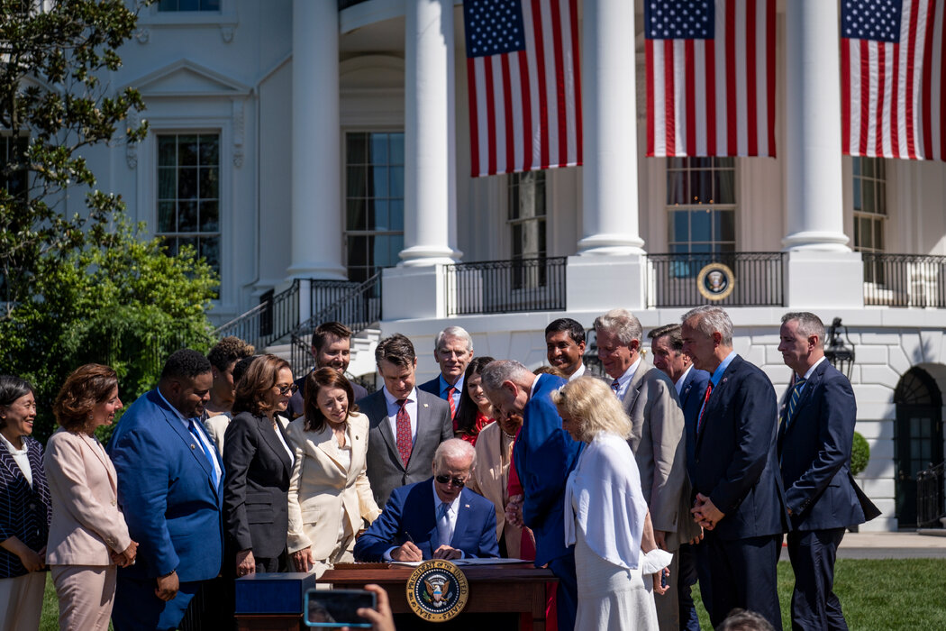 2022年,拜登总统在白宫南草坪签署《2022芯片与科学法案》。