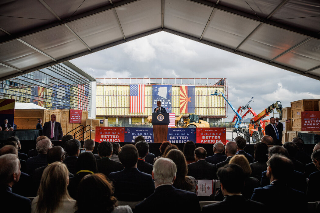 2022年,拜登在台积电位于菲尼克斯的工厂。台积电已获得苹果、英伟达等公司的承诺,将购买足够数量的芯片,以支撑其在亚利桑那州建造两座工厂的计划。