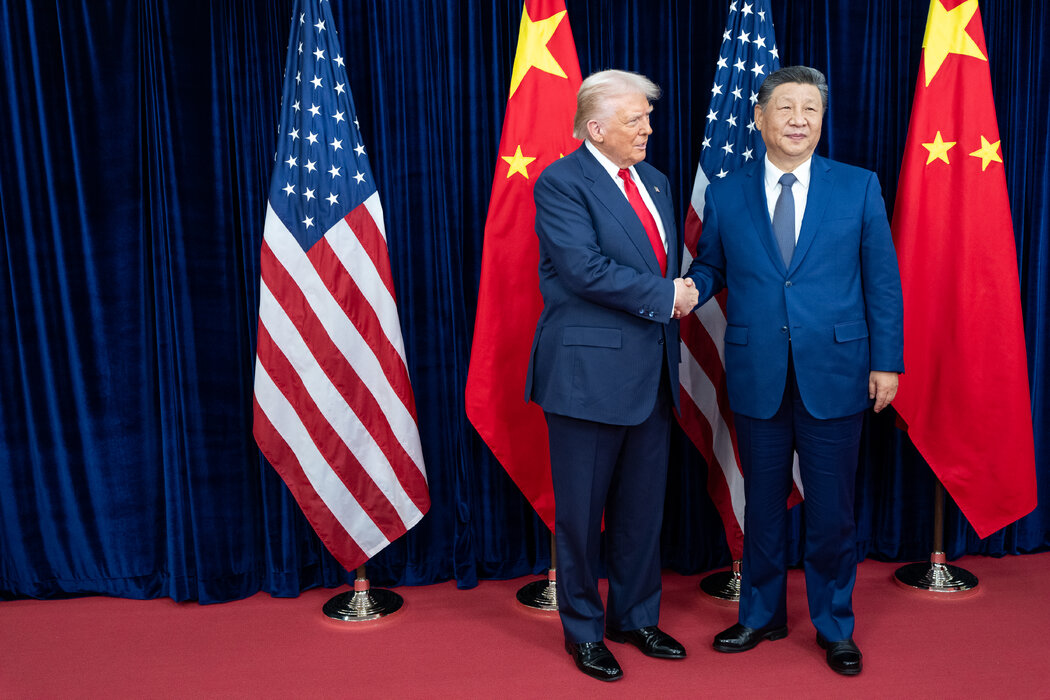 去年10月,特朗普总统在韩国与中国领导人习近平会面。美国官员表示,若中国对台湾实施封锁,可能会切断计算机芯片的供应,并使美国科技产业陷入困境。