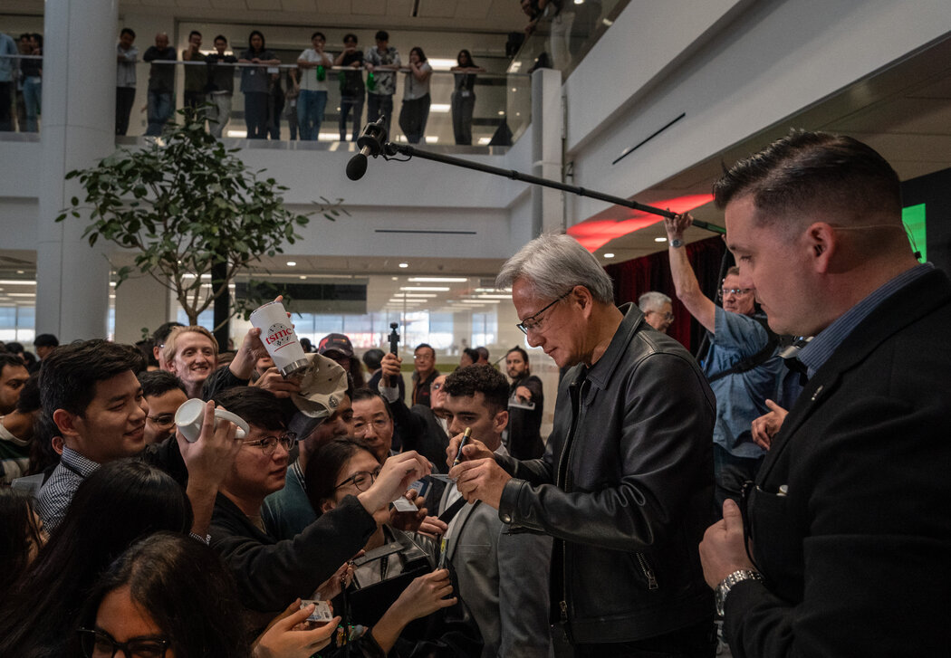 去年10月,英伟达首席执行官黄仁勋在台积电菲尼克斯工厂发表演讲后,为台积电工人签名。此次活动是为了发布美国制造的首个人工智能芯片晶圆。