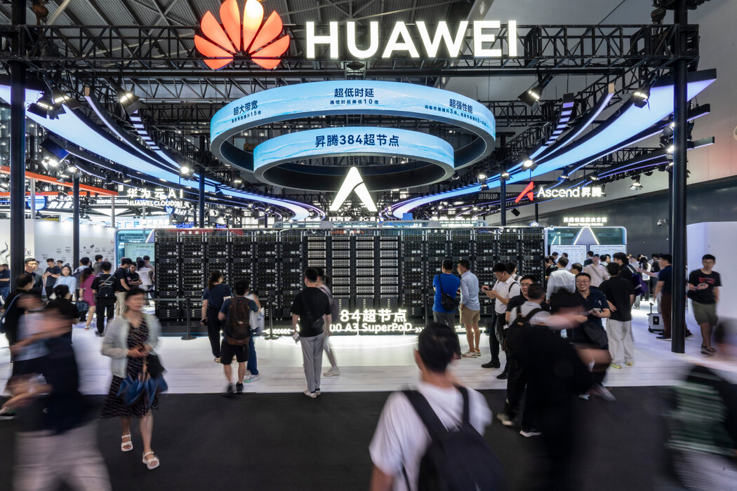 去年上海一场会议上的华为展台。特朗普上任后便着手推动各国停止在其电信基础设施中使用华为设备。