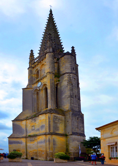 2024-06-18_66_Bell Tower Square w the 2 Arms of the Upper Town Embracing the Original Hollow & the Panorama Lookout over the Dordogne Valley0001.jpg