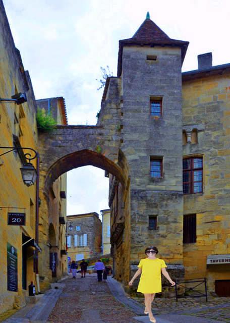 2024-06-18_74_Ancient Arched Gate over Rue Cadene-10001.JPG