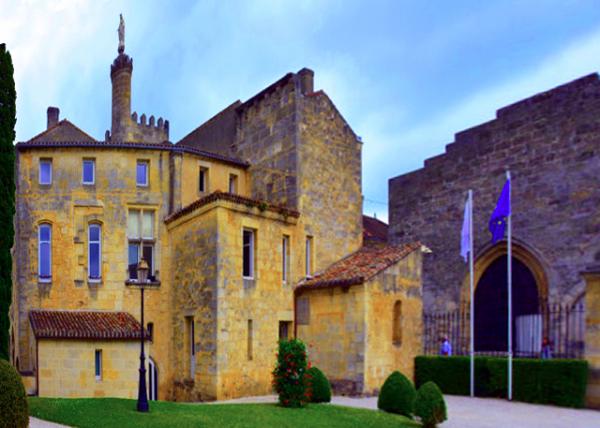 2024-06-18_90_Town Hall Gardens w the Crenellation of the Terrace & the Turret Topped w a Statue of the Virgin @ the Top of the Tower0001.jpg