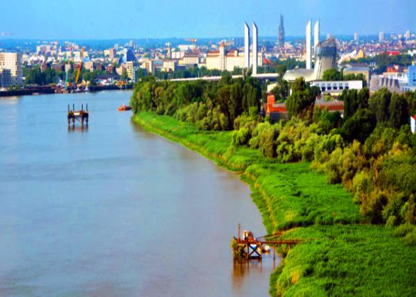 2024-06-17_02_Garonne River Flowing from the Central Spanish Pyrenees to the Gironde Estuary of Bordeaux0001.JPG