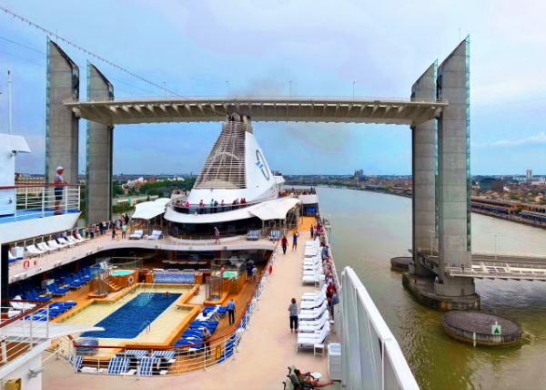 2024-06-18_03_Sail away_ Approaching under Pont Jacques Chaban Delmas-20001.JPG