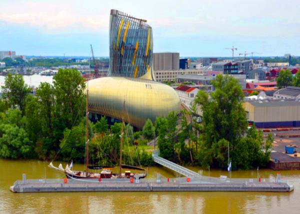2024-06-18_07_View of the Cit�� du Vin_ a Futuristic Bldg Famous for Its Fine Wines-40001.JPG