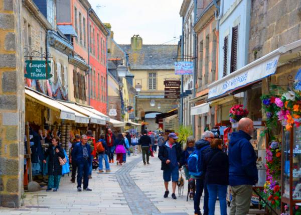 2024-06-19_33_Rue Vauban, the Main Street Lined w Charming houses along Signs in Keeping w the Town-20001.JPG