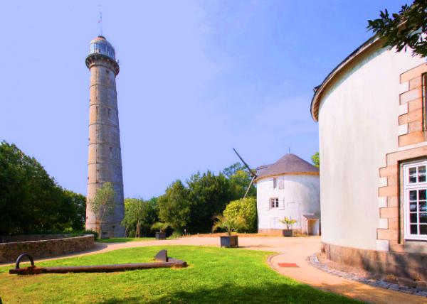 2024-06-19_06_Tour de la D��couverte, a Signal Tower & 2 Windmills in the Port Enclosure on Faouëdic Hill0001.JPG