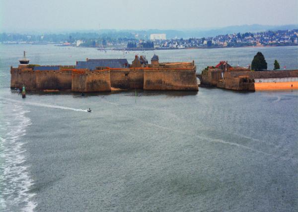 2024-06-19_93_Port-Louis_Memorial to the Patriots shot in June 19440001.JPG